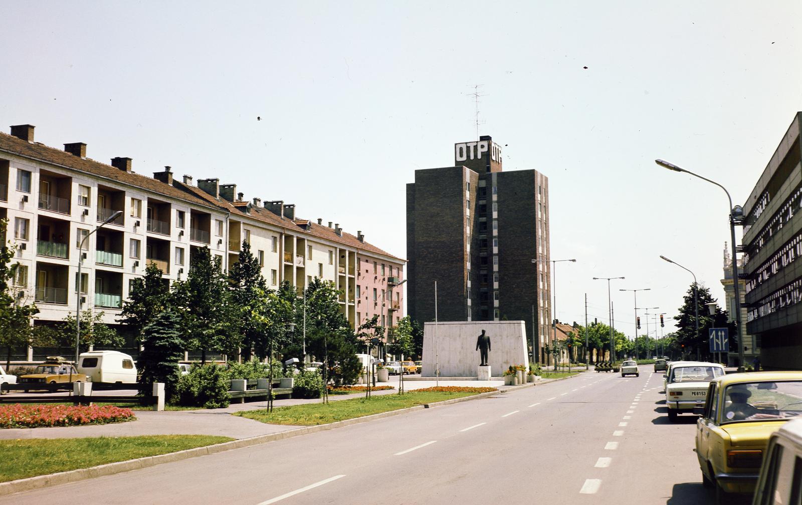 Hungary, Békéscsaba, Szabadság tér, szemben a Lenin szobor id. Kalló Viktor szobrászművész alkotása (1971)., 1984, Saphier Herbert, police station, Fortepan #287404