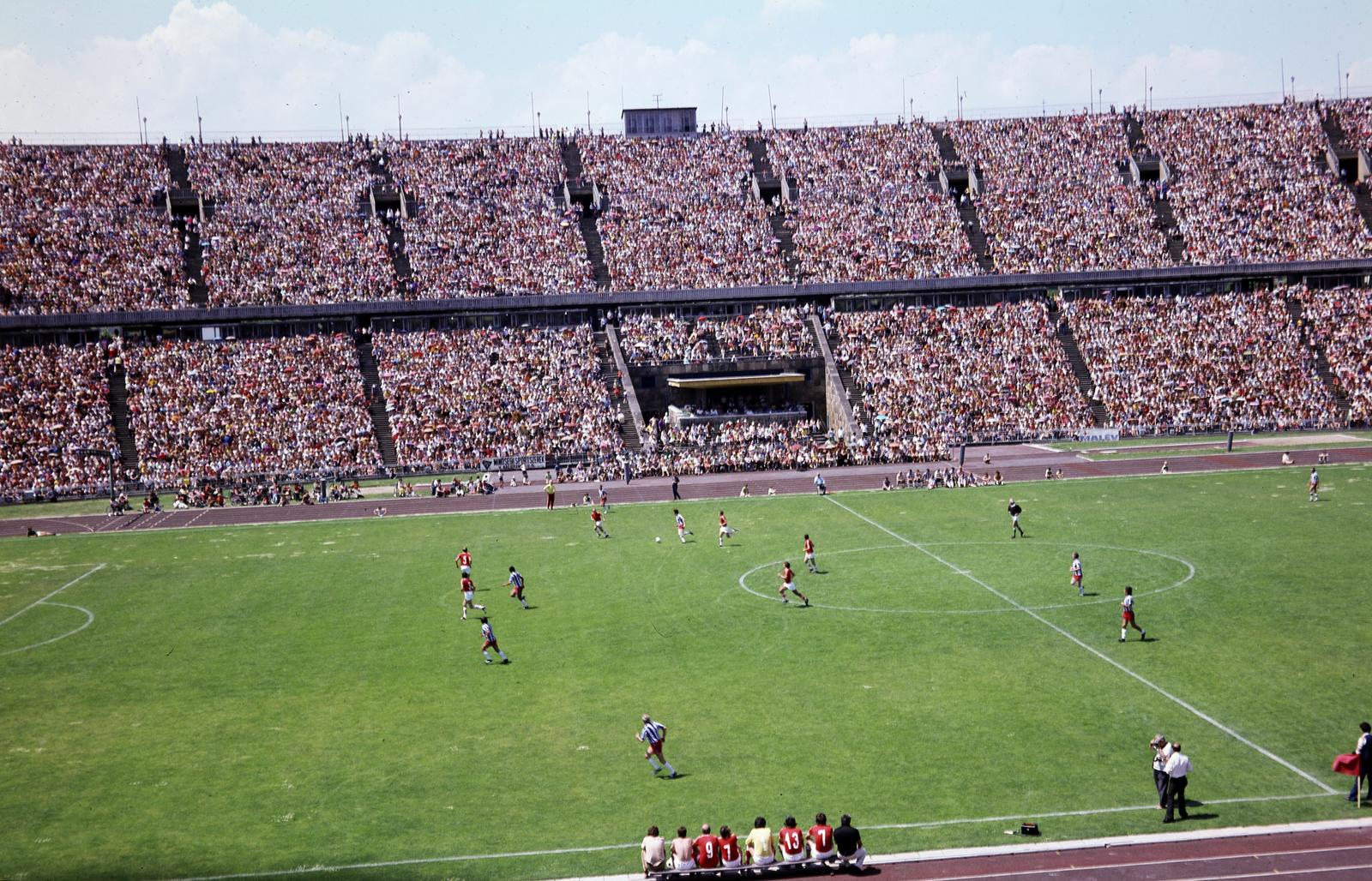 1984, Saphier Herbert, színes, nézőtér, labdarúgás, stadion, Fortepan #287407