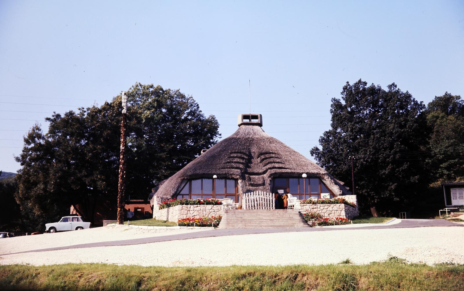 Hungary, Tata-Tóváros, Csákányosi csárda (Makovecz Imre, 1968.)., 1984, Saphier Herbert, Fortepan #287409