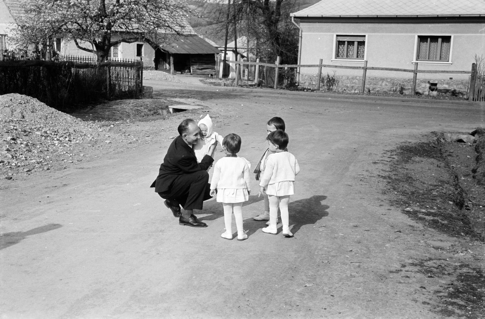 1961, Ladinek Viktor, csecsemő, apa, guggolás, gyerekek, Fortepan #287441
