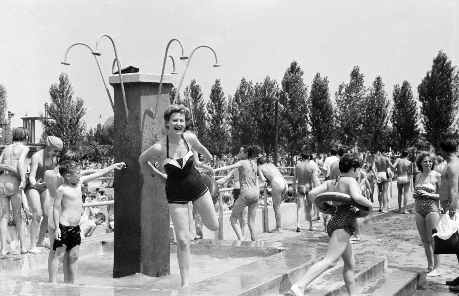 1959, Ladinek Viktor, shower, beach, Fortepan #287465