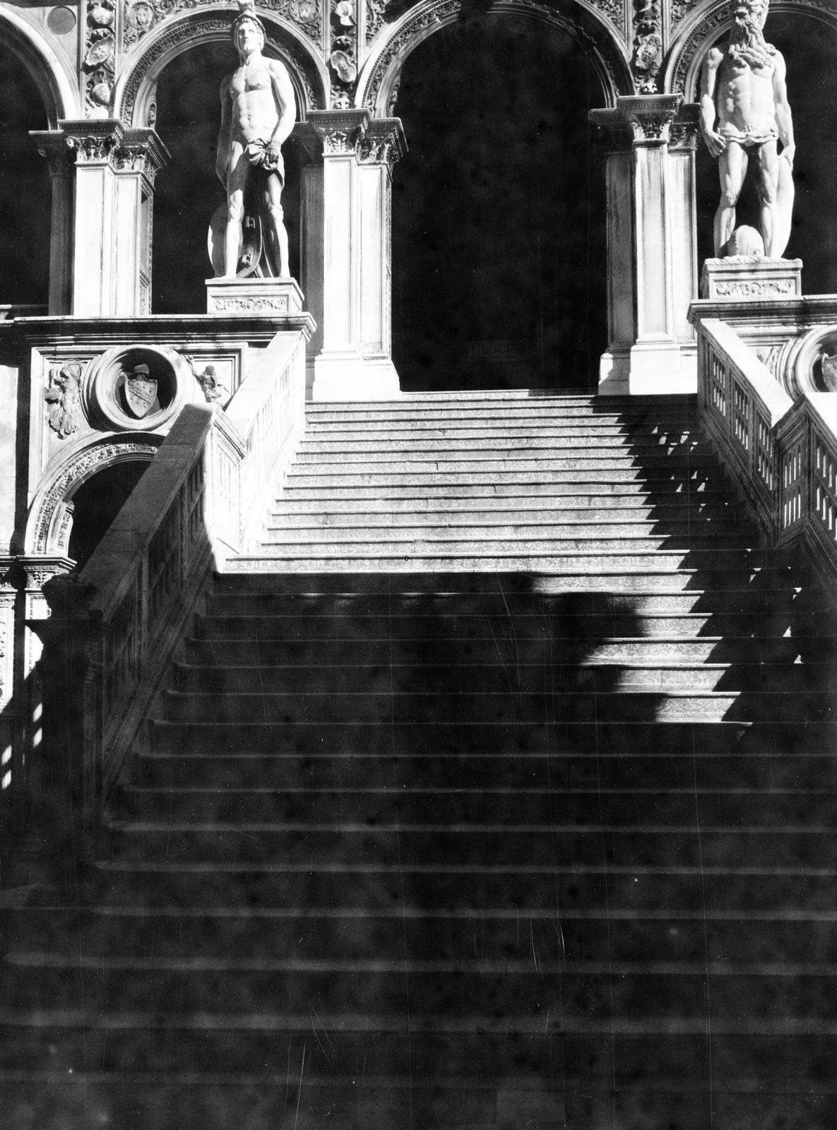 Italy, Venice, Dózse-palota, az Óriások lépcsőjénél Mars és Neptunusz szobra, melyek Velence katonai és tengeri erejét szimbolizálják., 1920, Lánchidi Péter, sculpture, flight of stairs, Fortepan #287481