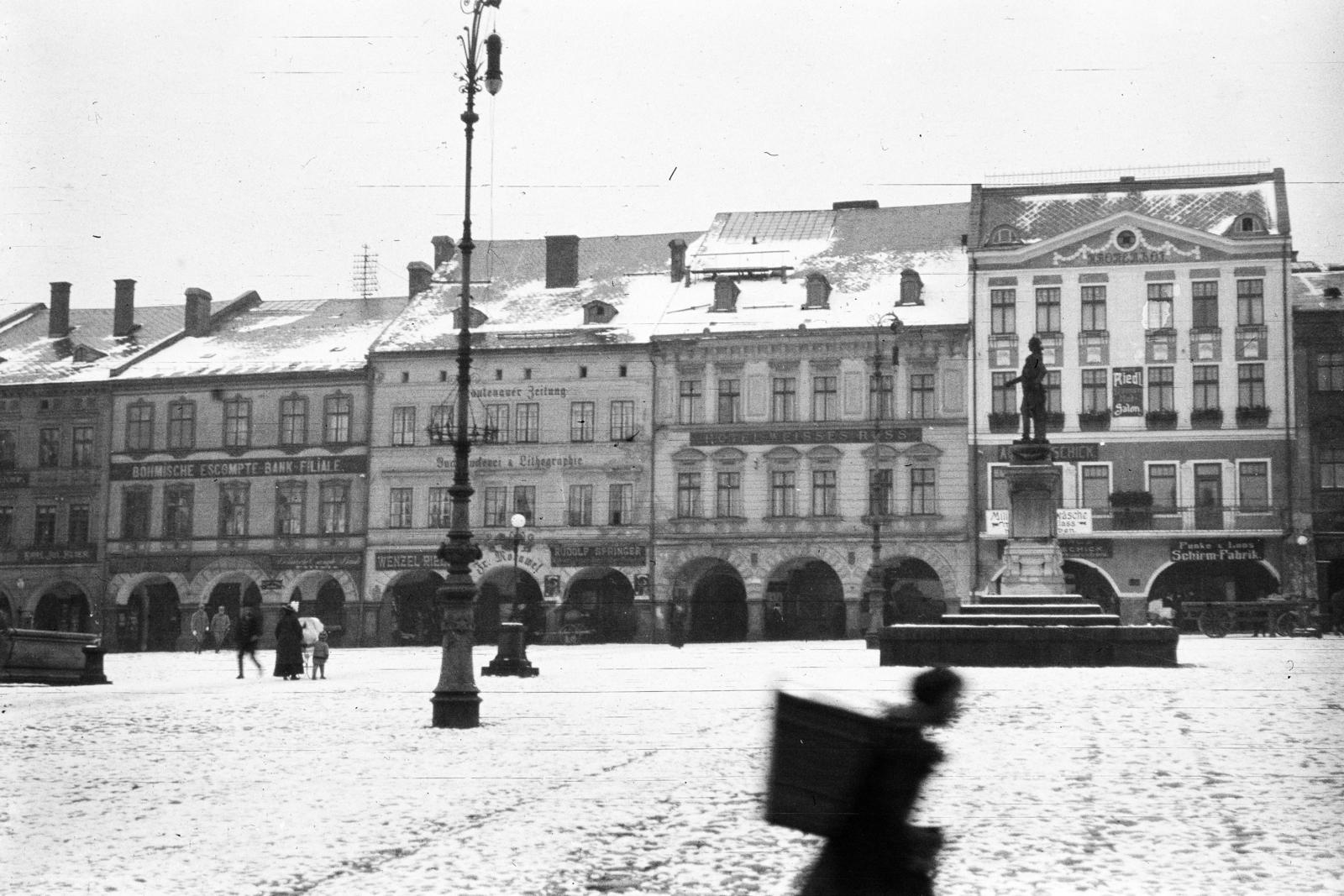 Czech Republik, (ekkor Trautenau), Krakonošovo náměstí (Ringplatz), jobbra II. József császár emlékműve., 1918, Lánchidi Péter, house, Fortepan #287491