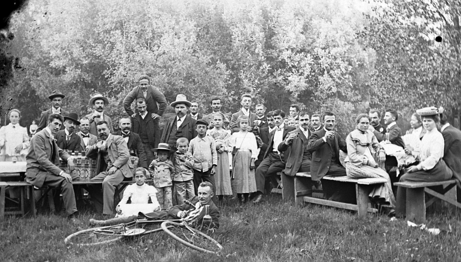 1912, Fortepan, kerékpár, szabadidő, kert, csoportkép, italozás, Fortepan #2875