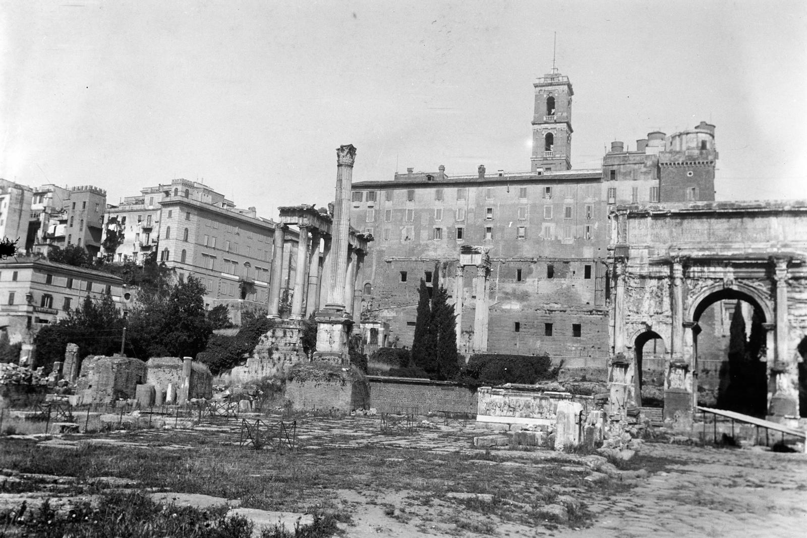 Olaszország, Róma, Forum Romanum, középen a Saturnus-templom maradványa, jobbra Septimius Severus diadalíve, háttérben a Szenátori Palota látható., 1921, Lánchidi Péter, rom, diadalív, Fortepan #287500