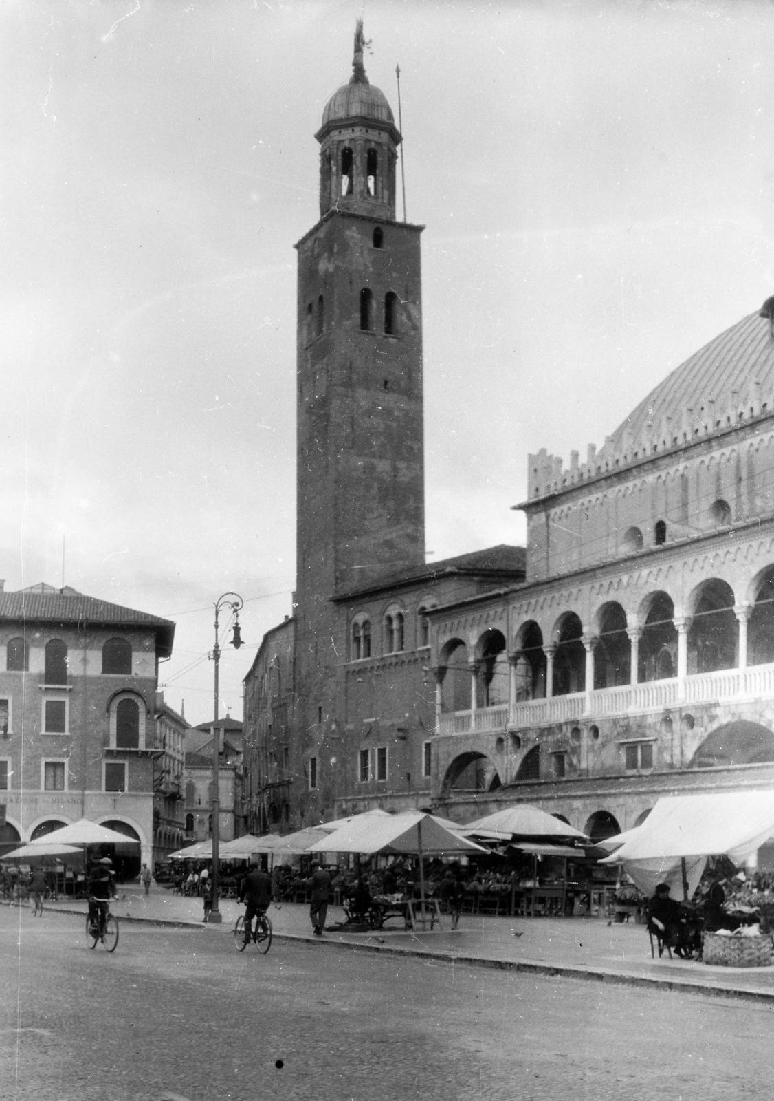 Olaszország, Padova, Piazza della Frutta, szemben a Torre degli Anziani, jobbra a Palazzo della Ragione., 1921, Lánchidi Péter, Fortepan #287507
