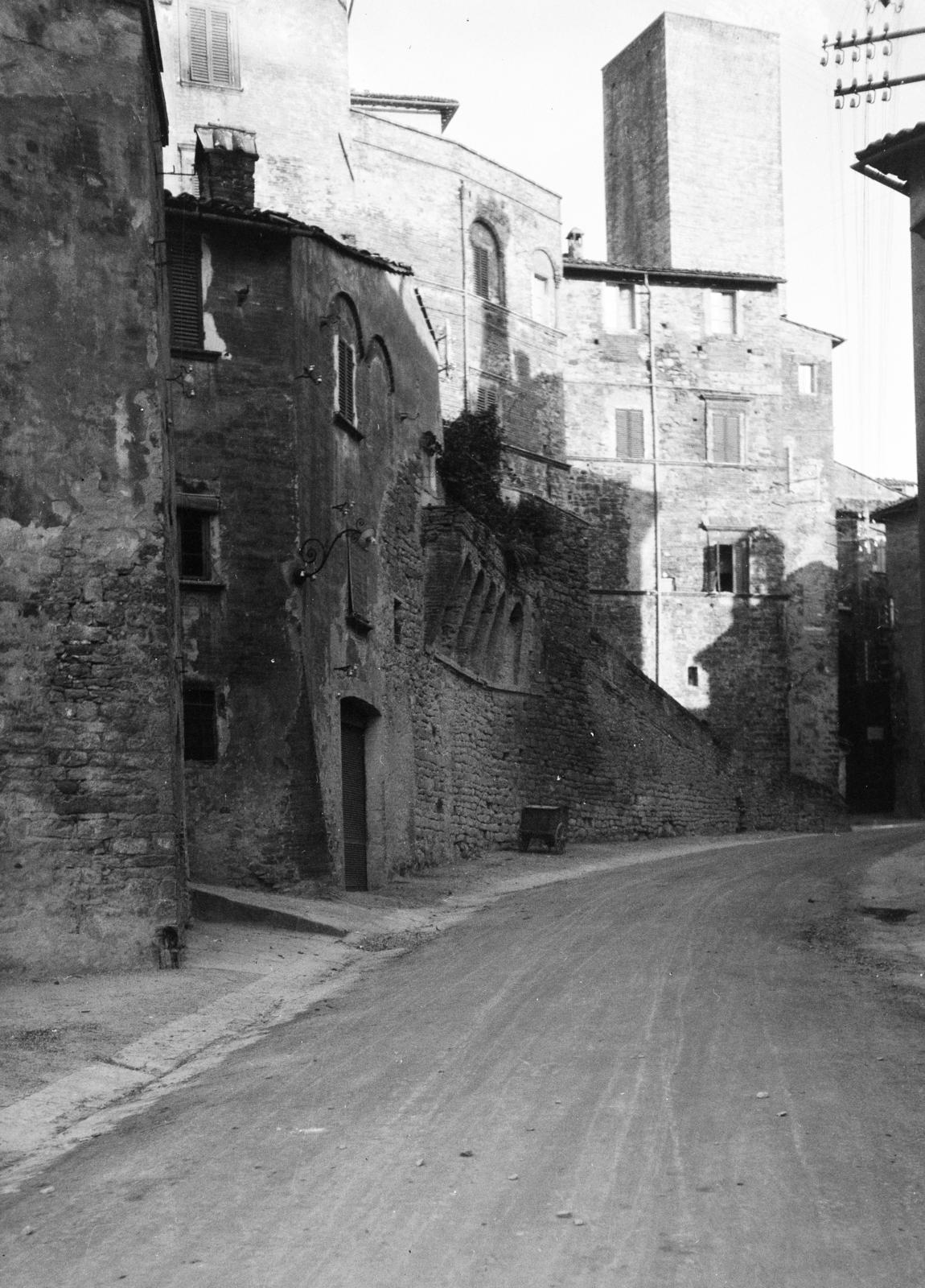 Olaszország, Perugia, Via San Francesco, a háttérben a Torre degli Sciri., 1921, Lánchidi Péter, Fortepan #287509