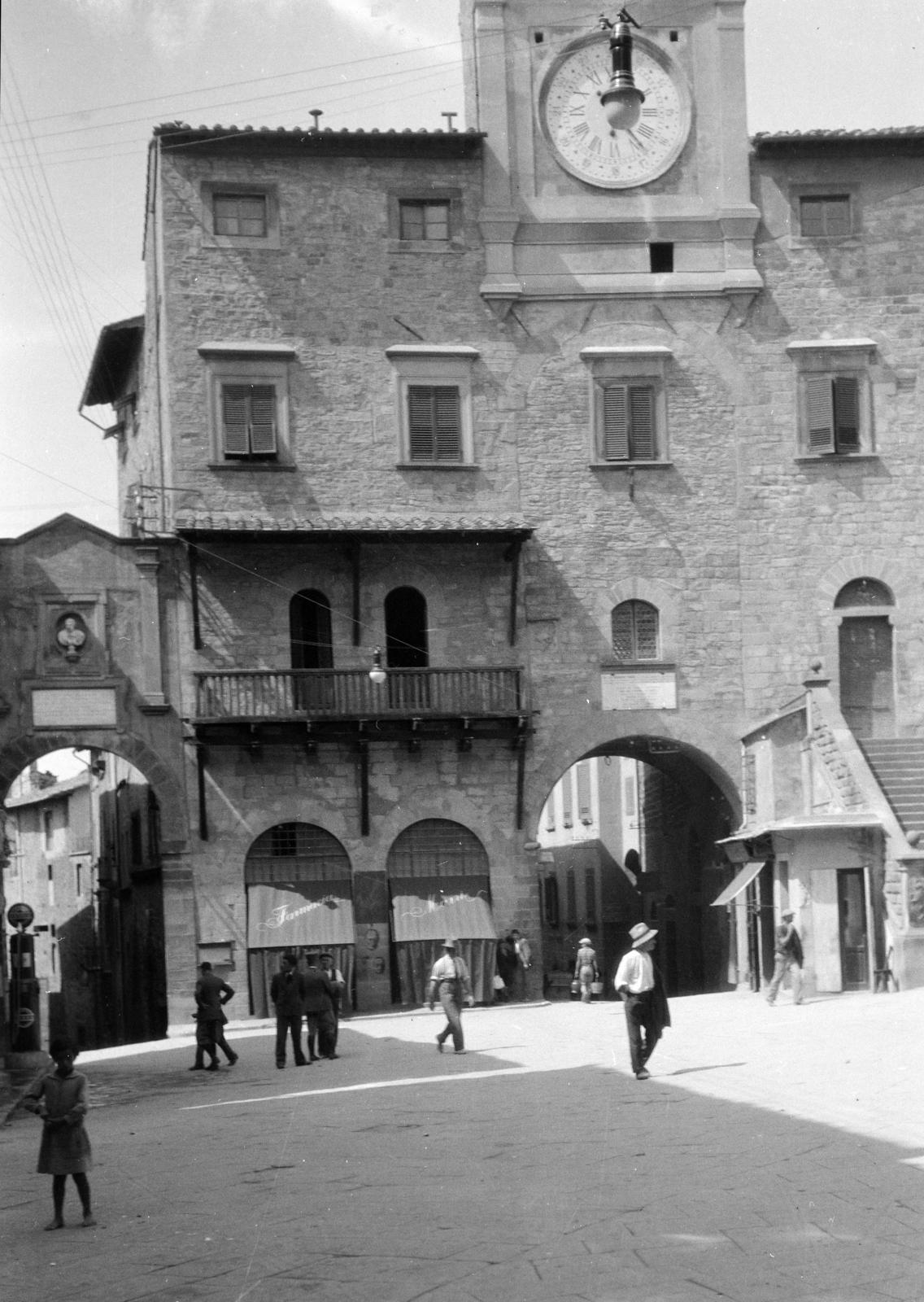 Olaszország, Cortona, Piazza della Repubblica, Városháza (Palazzo Comunale)., 1921, Lánchidi Péter, óratorony, Fortepan #287510
