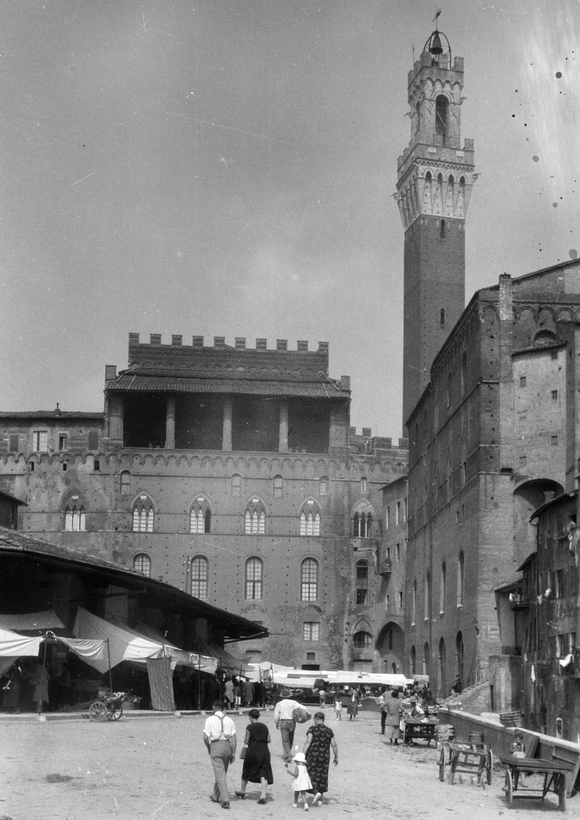Olaszország, Siena, Piazza Mercato, háttérben a Palazzo Pubblico tornya (Torre del Mangia)., 1921, Lánchidi Péter, Fortepan #287511