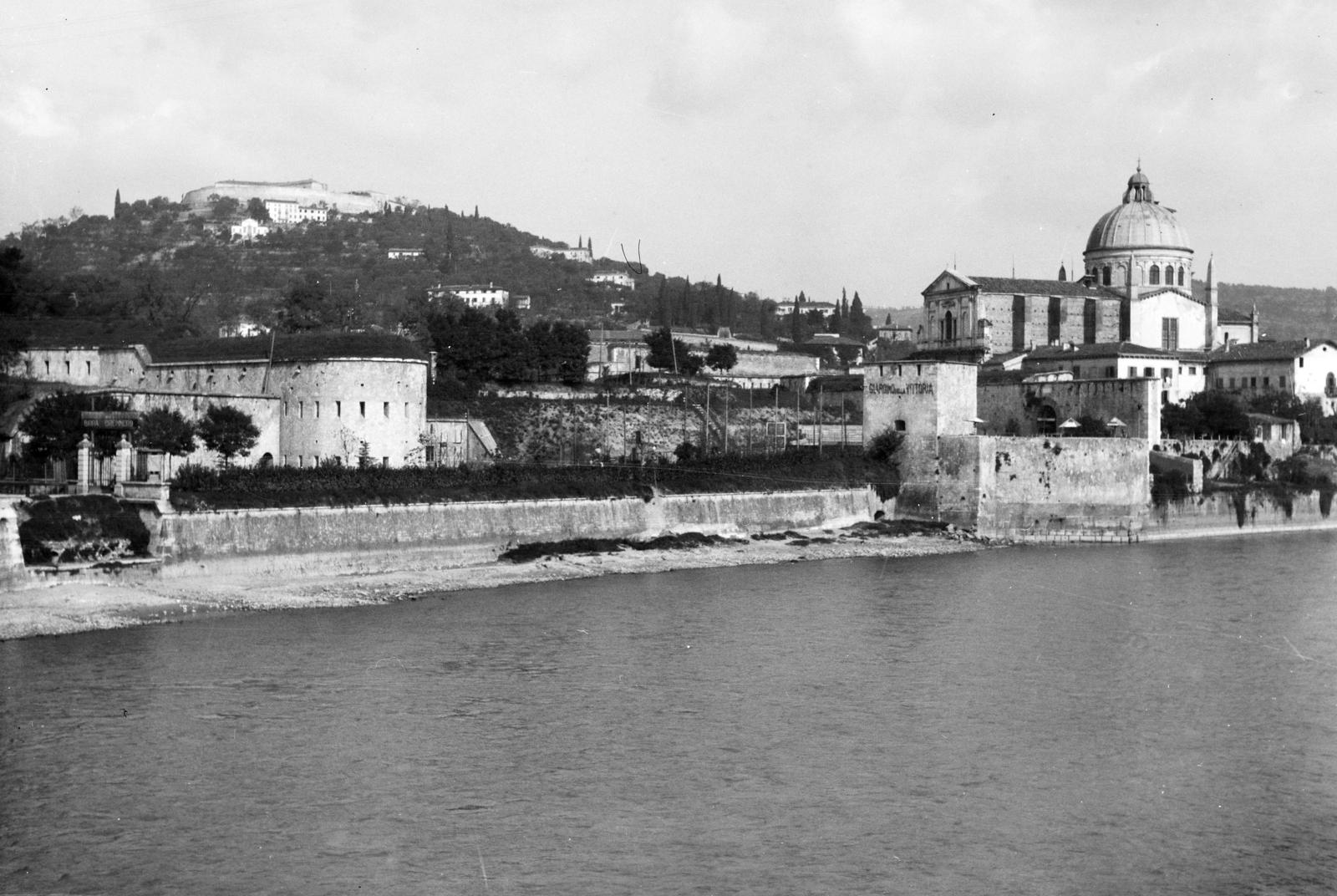 Olaszország, Verona, Adige folyó, balra a Szent György bástya, jobbra a Szent György-templom (San Giorgio in Braida) látható., 1921, Lánchidi Péter, vízpart, hegy, Fortepan #287519