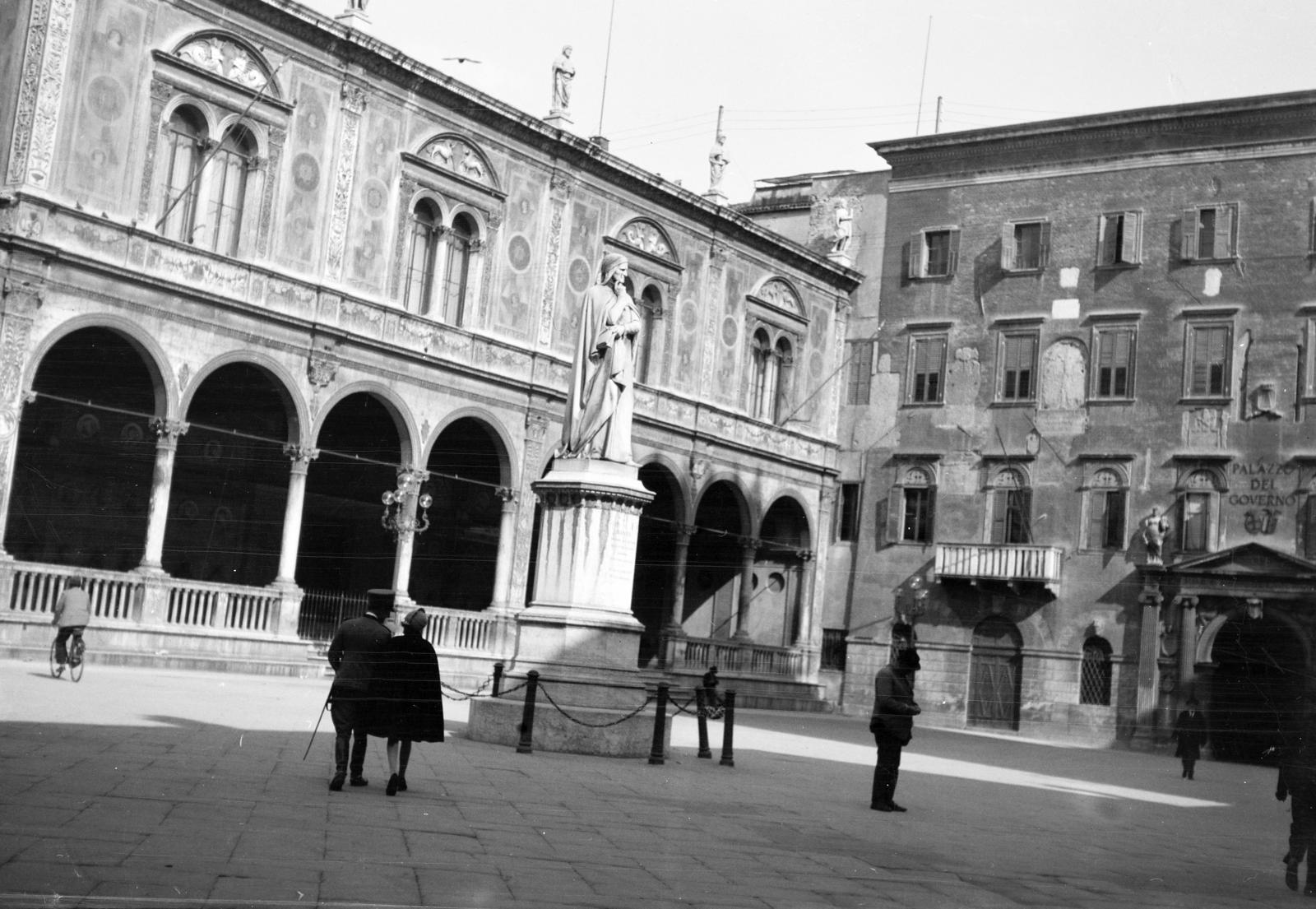 Italy, Verona, Piazza dei Signori. Középen Dante szobra, Ugo Zannoni olasz szobrász alkotása, a háttérben a Loggia del Consiglio., 1921, Lánchidi Péter, Fortepan #287520