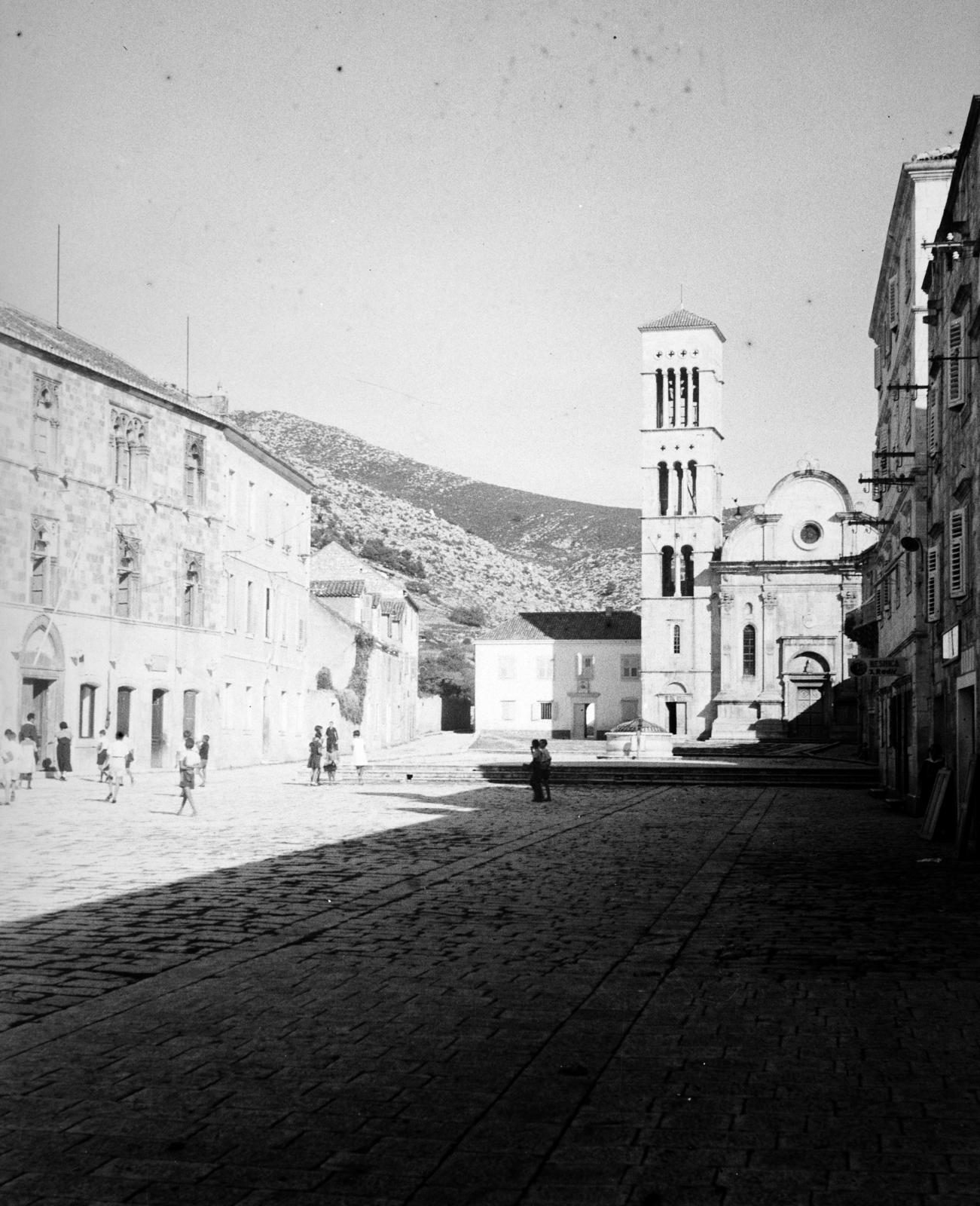 Horvátország,Adria, Hvar, Trg svetog Stjepana (másnéven Pjaca), szemben a Szent István-székesegyház., 1923, Lánchidi Péter, völgy, kút, Fortepan #287530