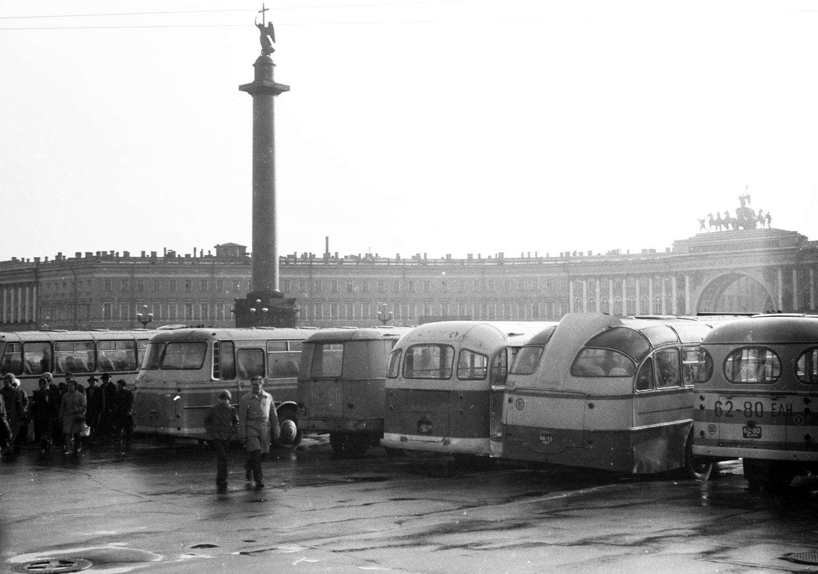 Russia, Saint Petersburg, (Leningrád) Palota tér, Sándor-emlékoszlop és a Vezérkar épülete a diadalívvel., 1975, Liszkay Ferenc, Fortepan #287551