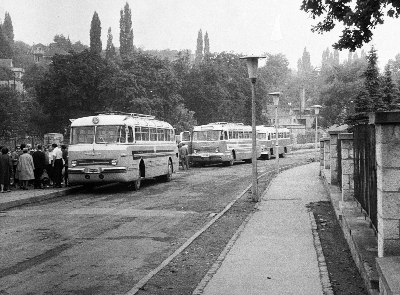 Hungary, Miskolc,Miskolctapolca, a felvétel a Győri utca 6., a SZOT Kikelet üdülő előtt készült., 1965, Liszkay Ferenc, Ikarus-brand, bus, Fortepan #287556