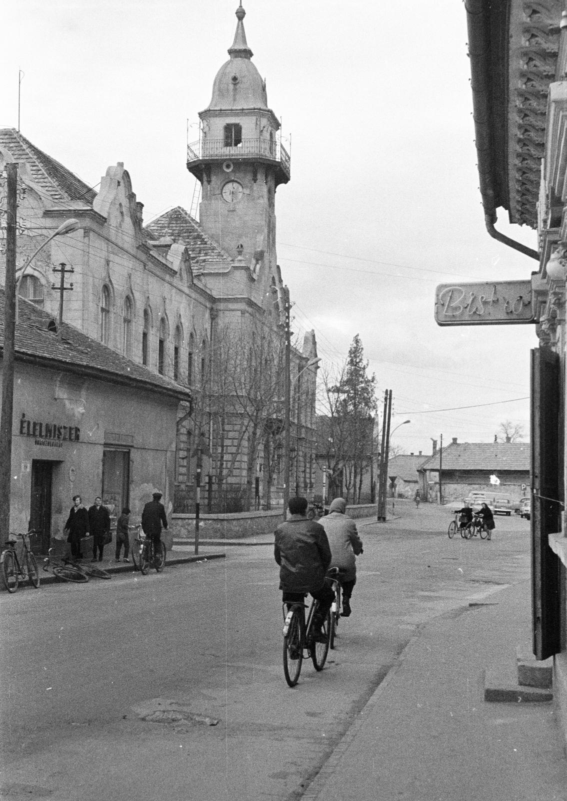 Magyarország, Ráckeve, Kossuth Lajos utca, szemben a bíróság épülete a tűztoronnyal., 1968, Liszkay Ferenc, Fortepan #287559