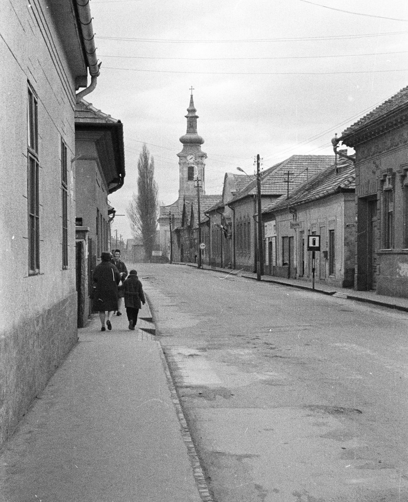 Magyarország, Ráckeve, Kossuth Lajos utca, szemben a Keresztelő Szent János-templom, 1968, Liszkay Ferenc, Fortepan #287560