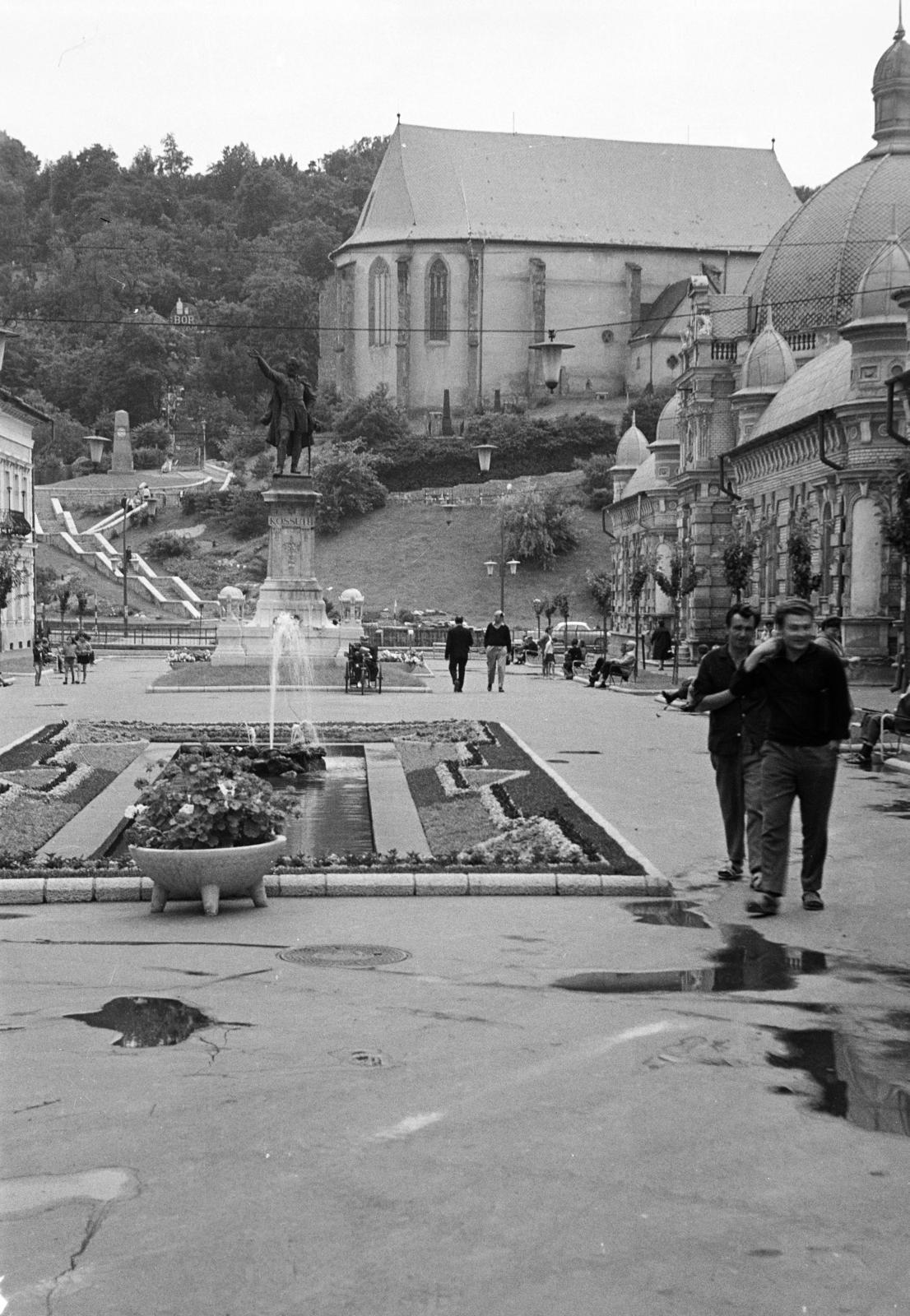 Magyarország, Miskolc, Erzsébet (Szabadság) tér a Kossuth szoborral a Széchenyi utca felől nézve. Jobbra az Erzsébet (Szabadság) fürdő, háttérben az avasi református templom., 1968, Liszkay Ferenc, Fortepan #287563