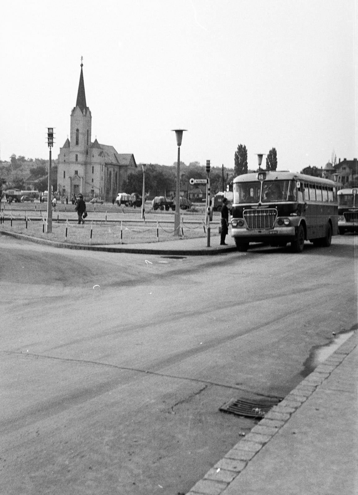 Magyarország, Miskolc, Búza tér, autóbusz-állomás. Balra a Miskolc-Belváros görögkatolikus-székesegyház., 1968, Liszkay Ferenc, Ikarus 620/630, Fortepan #287564