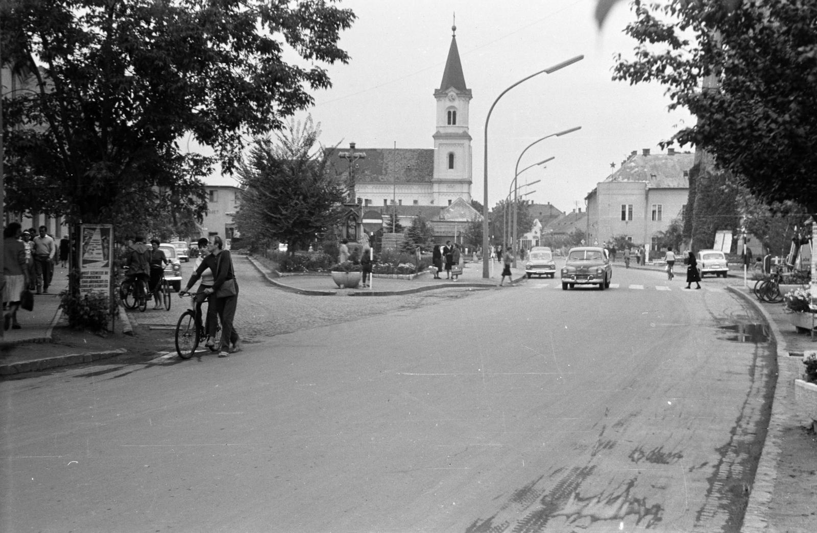Magyarország,Balaton, Siófok, Fő utca, középen szemben a Sarlós Boldogasszony-templom, jobbra a fák takarásában a Víztorony látszik., 1967, Liszkay Ferenc, Fortepan #287578
