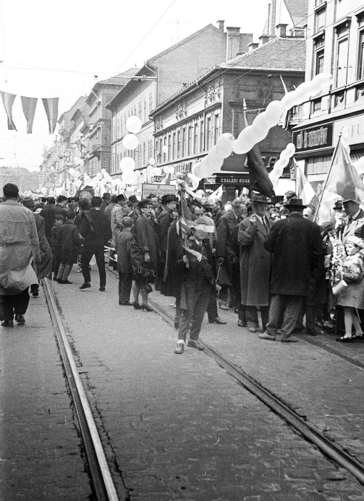 Hungary, Budapest VII., Thököly út a Murányi utcai kereszteződésnél, május 1-i felvonulás résztvevői., 1962, Liszkay Ferenc, Budapest, Fortepan #287590