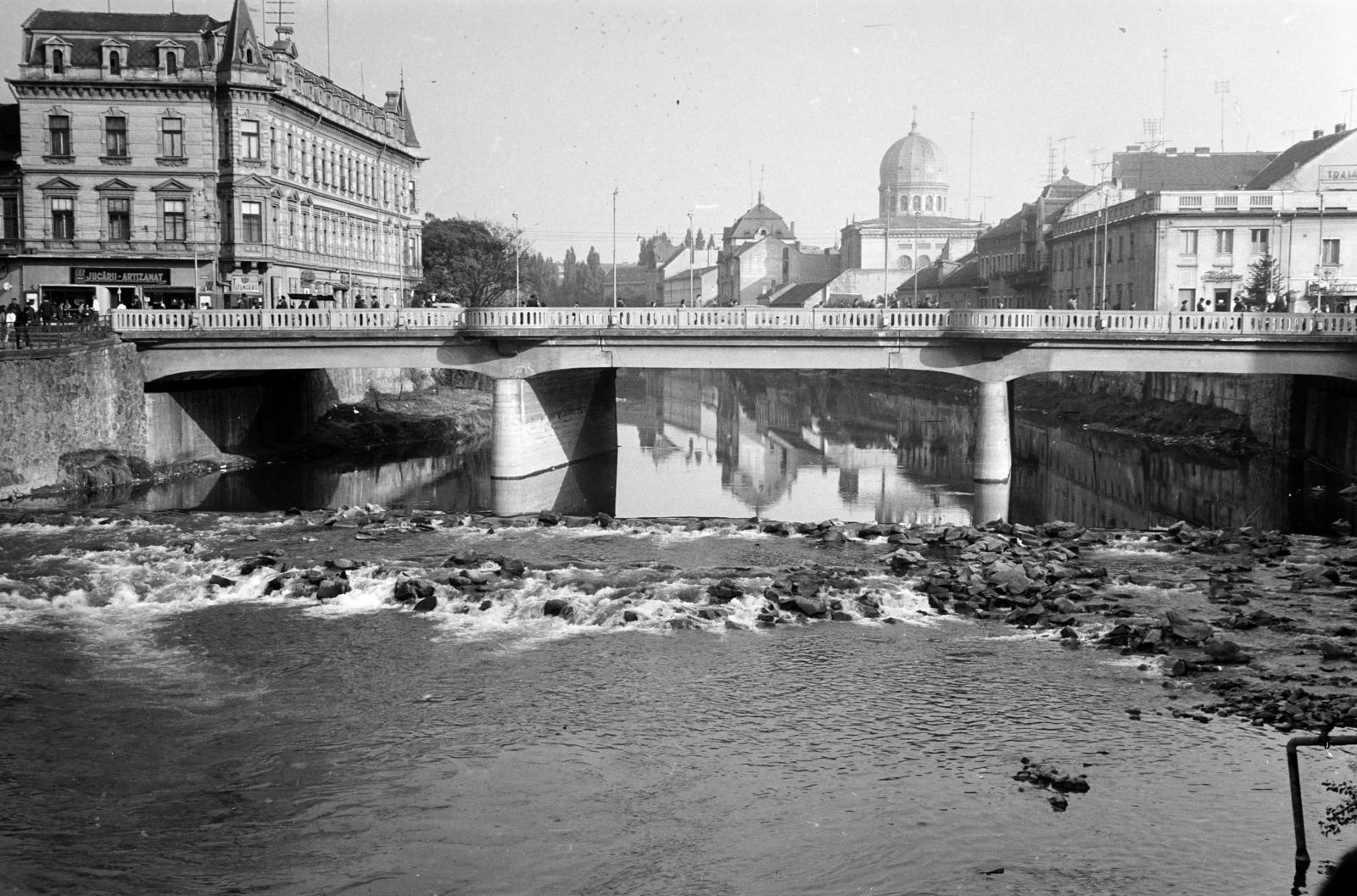 Romania,Transylvania, Oradea, a Sebes-Körös partja, szemben a Szent László híd, távolabb a neológ zsinagóga kupolája látható., 1971, Liszkay Ferenc, Fortepan #287606
