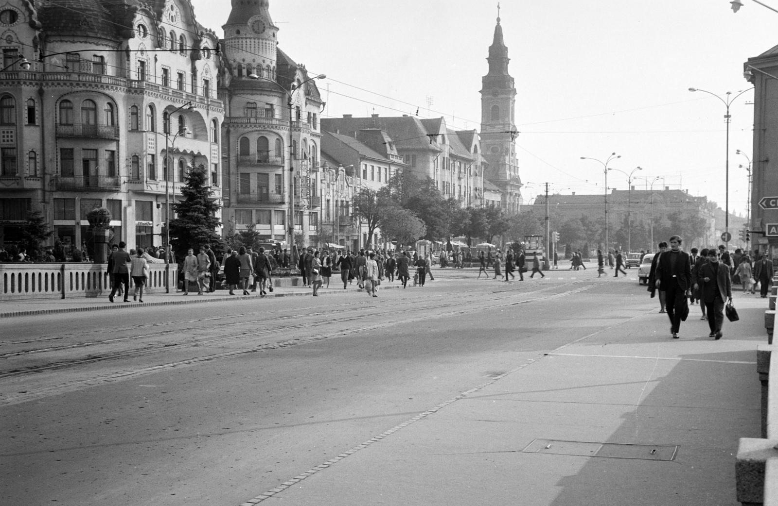 Románia,Erdély, Nagyvárad, Szent László híd a Sebes-Körös felett, szemben a Fekete Sas szálló, ettől jobbra a Holdas templom
(Catedrala Adormirea Maicii Domnului)., 1974, Liszkay Ferenc, Fortepan #287615