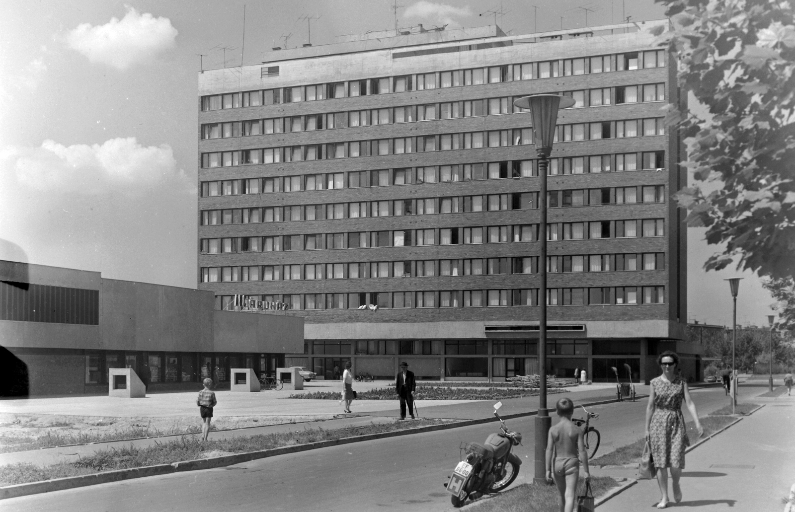 Magyarország, Dunaújváros, Nővérszálló a Barátság útjáról nézve., 1967, Építésügyi Dokumentációs és Információs Központ, VÁTI, motorkerékpár, Fortepan #28762