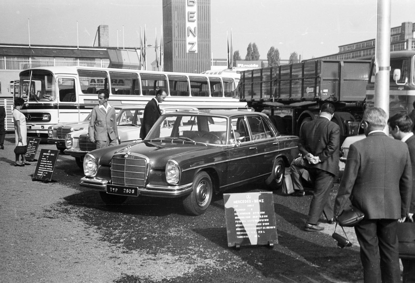 Németország, Lipcse, vásárterület, Lipcsei Vásár, a Mercedes-Benz autógyár kiállítása., 1968, Liszkay Ferenc, NDK, Fortepan #287624