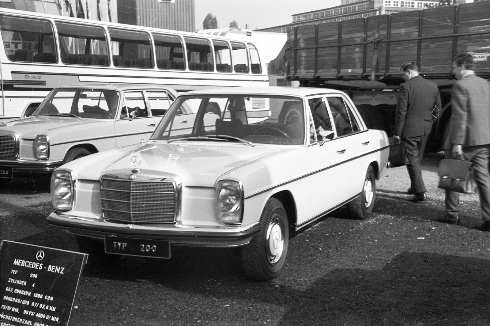 Németország, Lipcse, vásárterület, Lipcsei Vásár, a Mercedes-Benz autógyár kiállítása., 1968, Liszkay Ferenc, NDK, Fortepan #287625