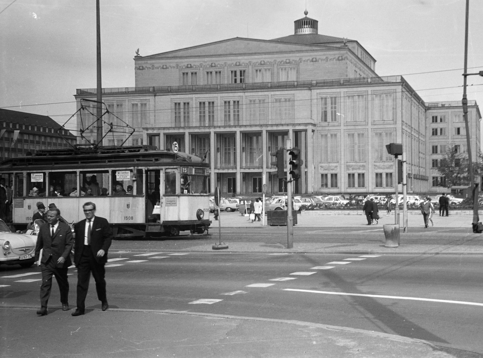Németország, Lipcse, Augustusplatz (Karl-Marx-Platz), szemben az Operaház., 1968, Liszkay Ferenc, gyalogátkelő, villamos, NDK, Fortepan #287628
