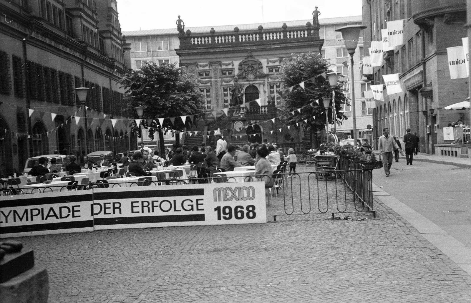 Németország, Lipcse, Naschmarkt, balra az Altes Rathaus, szemben az Alte Börse. Előtérben balra a Löwenbrunnen részlete, hátrább a Goethedenkmal., 1968, Liszkay Ferenc, NDK, Fortepan #287629