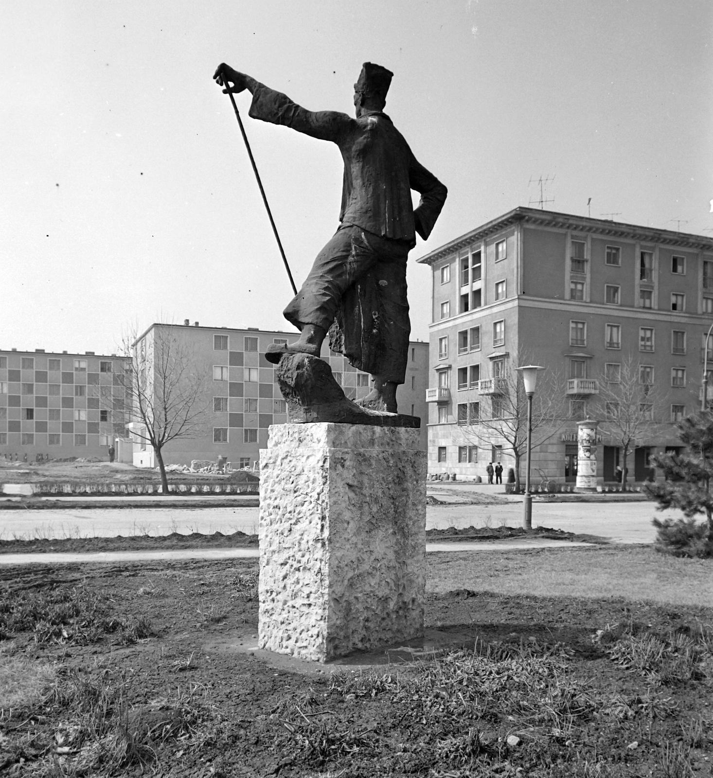 Magyarország, Dunaújváros, Vasmű út, a Martinász szobor alkotója Somogyi József (1960)., 1967, Építésügyi Dokumentációs és Információs Központ, VÁTI, szobor, szocreál, olvasztár, Fortepan #28763