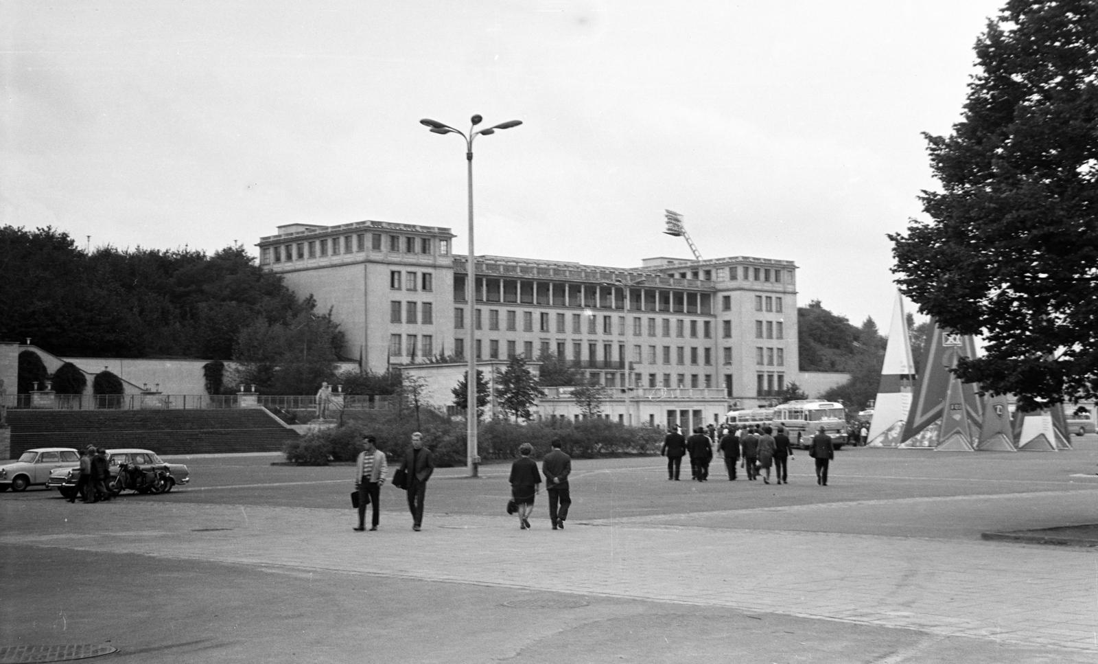 Germany, Leipzig, a Zentralstadion parkolója., 1969, Liszkay Ferenc, GDR, Fortepan #287631