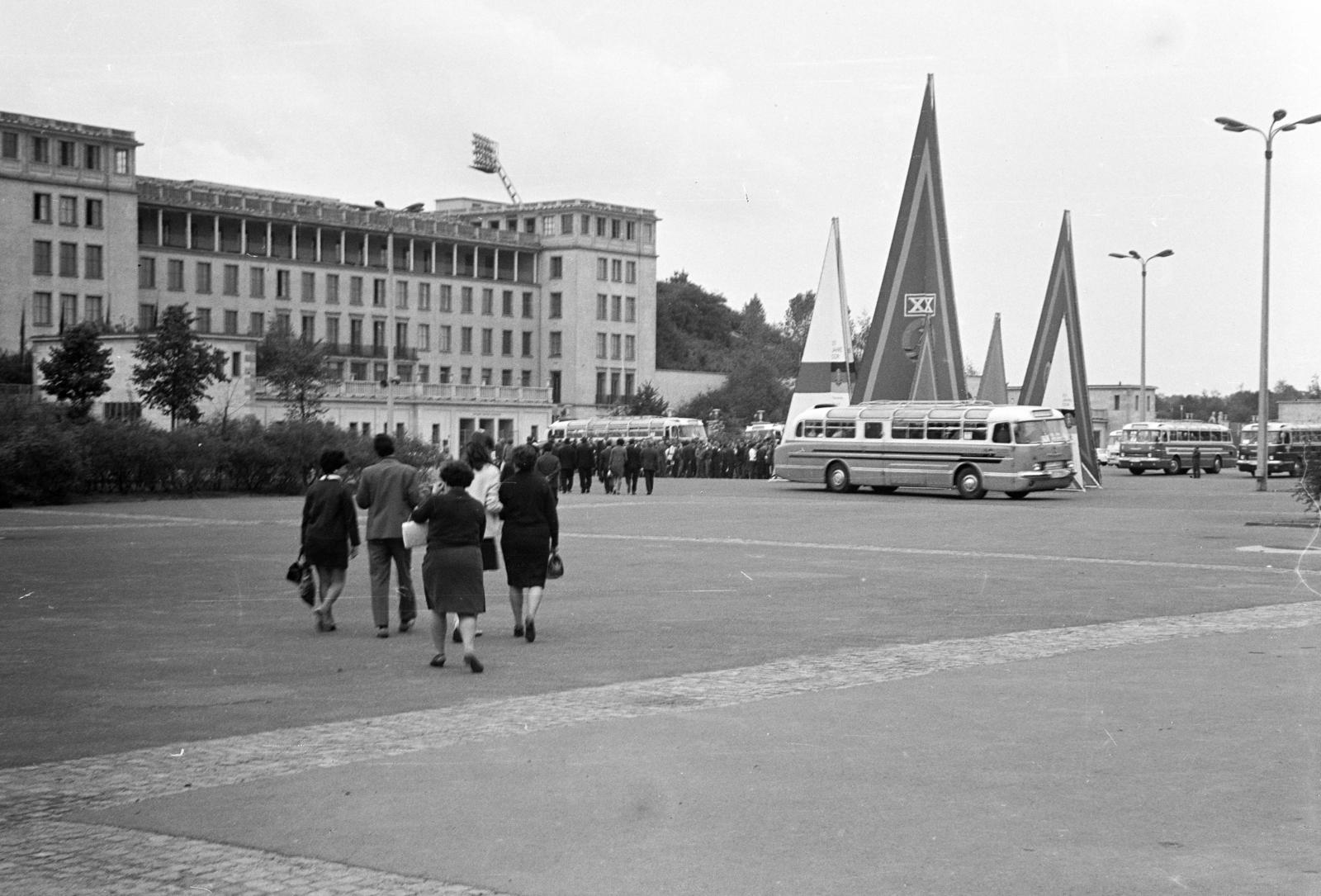 Németország, Lipcse, a Zentralstadion parkolója., 1969, Liszkay Ferenc, Ikarus 55, NDK, Fortepan #287632