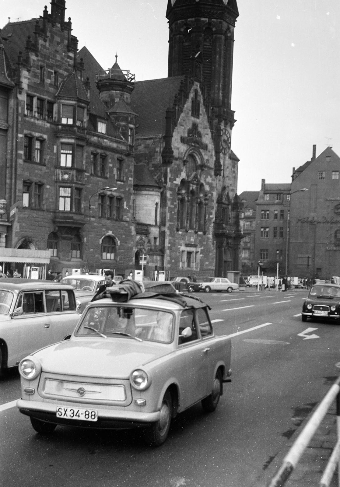 Németország, Lipcse, Tröndlinring, szemben a református templom., 1968, Liszkay Ferenc, Trabant 601, NDK, Fortepan #287635