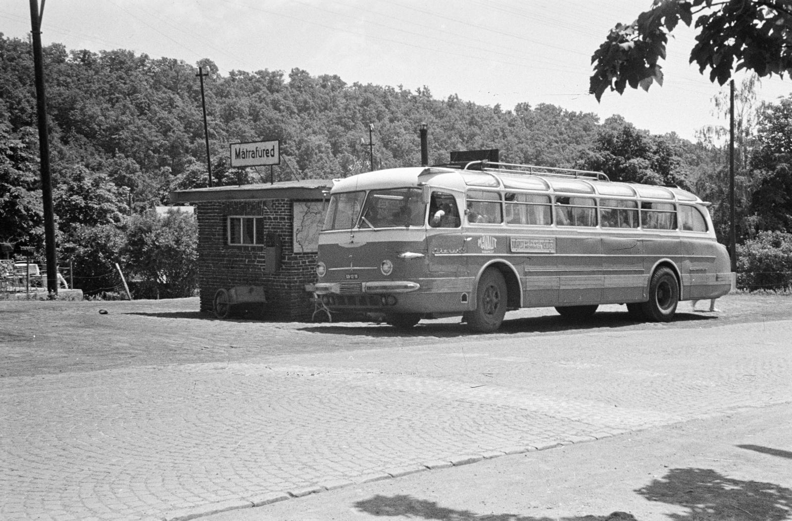 Magyarország, Mátrafüred, Parádi út, buszállomás a Béke utca torkolatával szemben., 1960, Liszkay Ferenc, autóbusz, Ikarus-márka, Ikarus 55, buszpályaudvar, Fortepan #287638