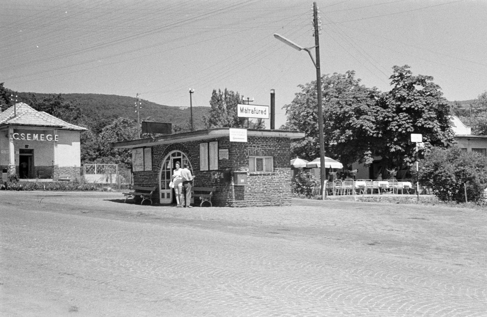 Hungary, Mátrafüred, Parádi út, buszállomás a Béke utca torkolatával szemben., 1960, Liszkay Ferenc, bus terminal, hardware store, Fortepan #287639
