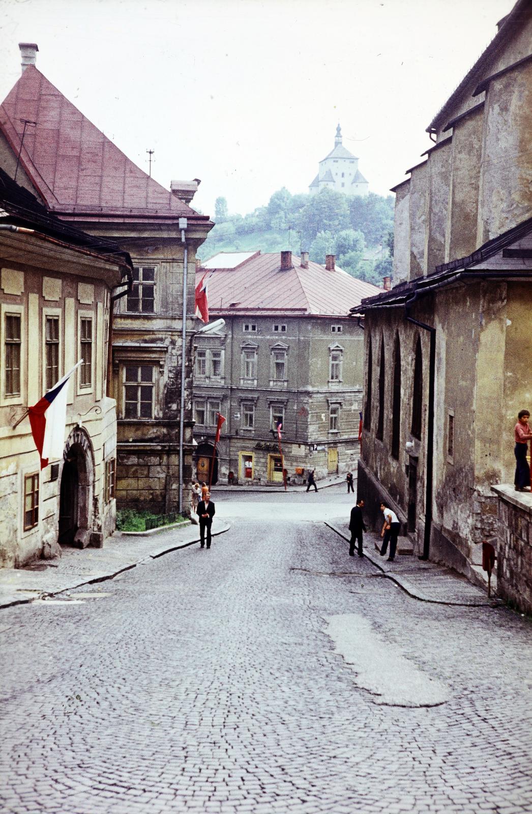 Szlovákia, Selmecbánya, Námestie svätej Trojice, a távolban az Újvár (Leányvár)., 1970, Liszkay Ferenc, Fortepan #287645