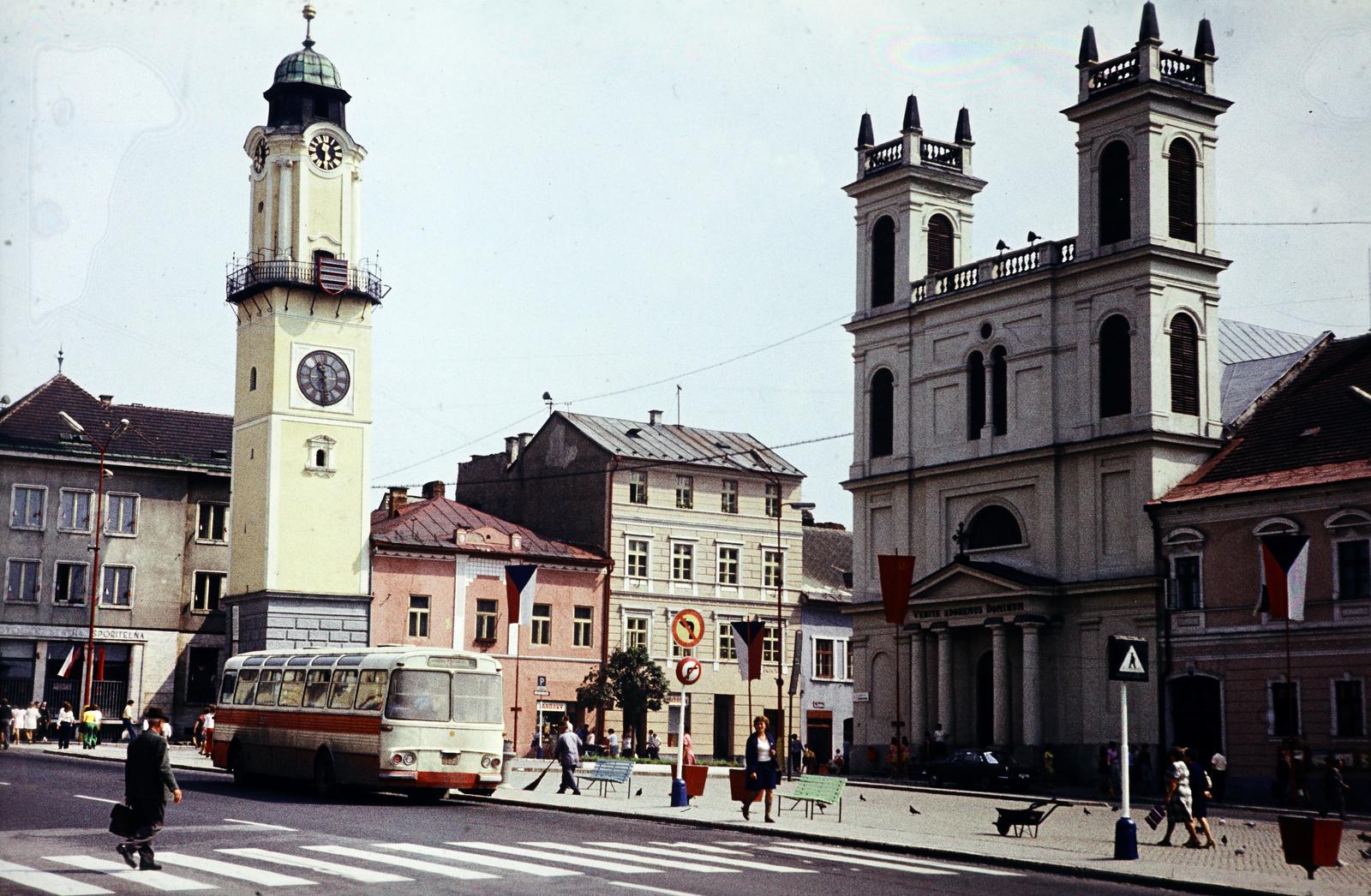 Slovakia, Banská Bystrica, Szlovák Nemzeti Felkelés (Slovenského národného povstania) tér (IV. Béla király tér). Balra az Óratorony, jobbra a Xavéri Szent Ferenc-székesegyház., 1970, Liszkay Ferenc, Fortepan #287650