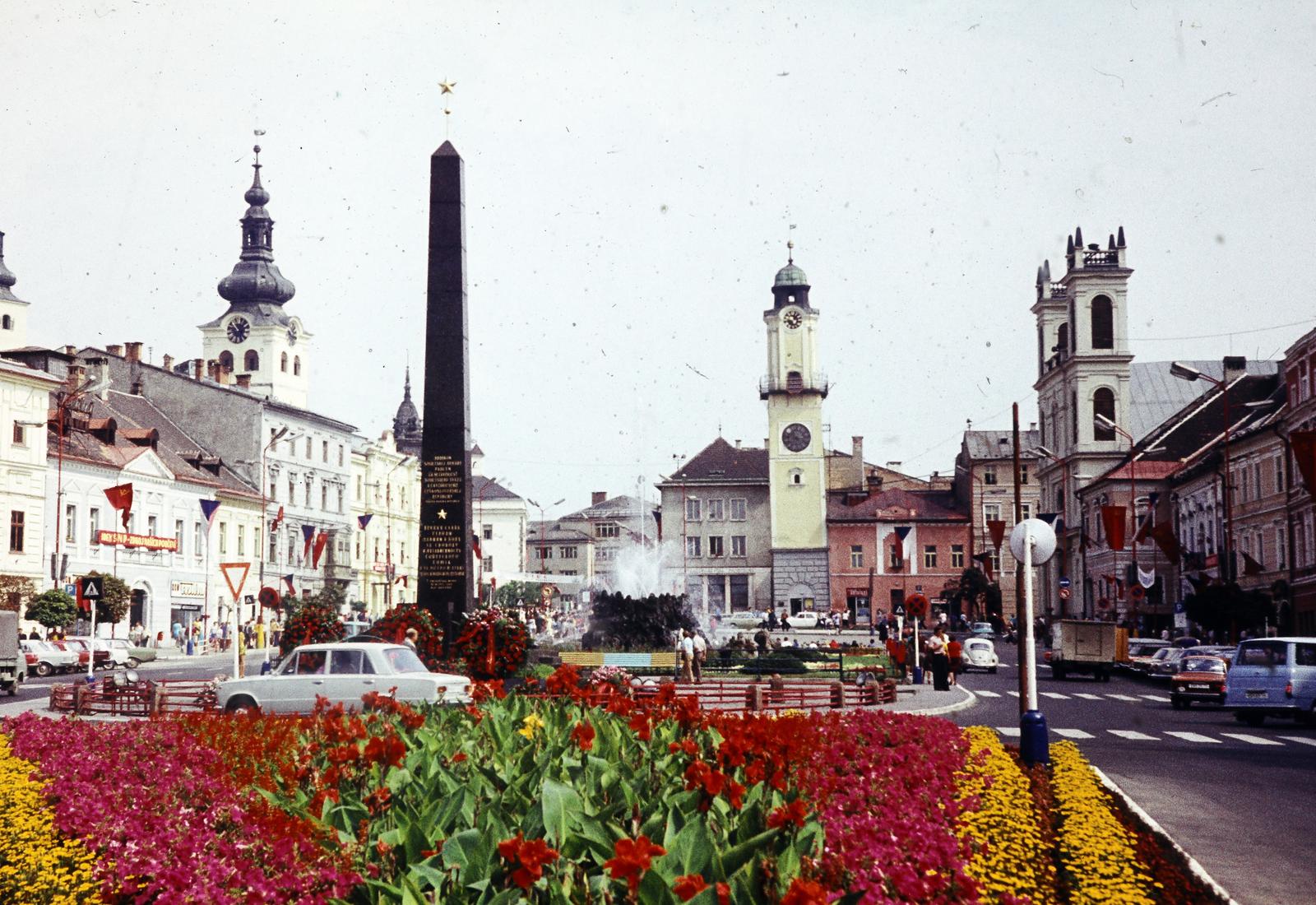 Szlovákia, Besztercebánya, Szlovák Nemzeti Felkelés (Slovenského národného povstania) tér (IV. Béla király tér). Balra a Námestie Štefana Moyzesa (Mátyás tér)-en a Barbakán, szemben az Óratorony, jobbra a Xavéri Szent Ferenc-székesegyház., 1977, Liszkay Ferenc, Fortepan #287653