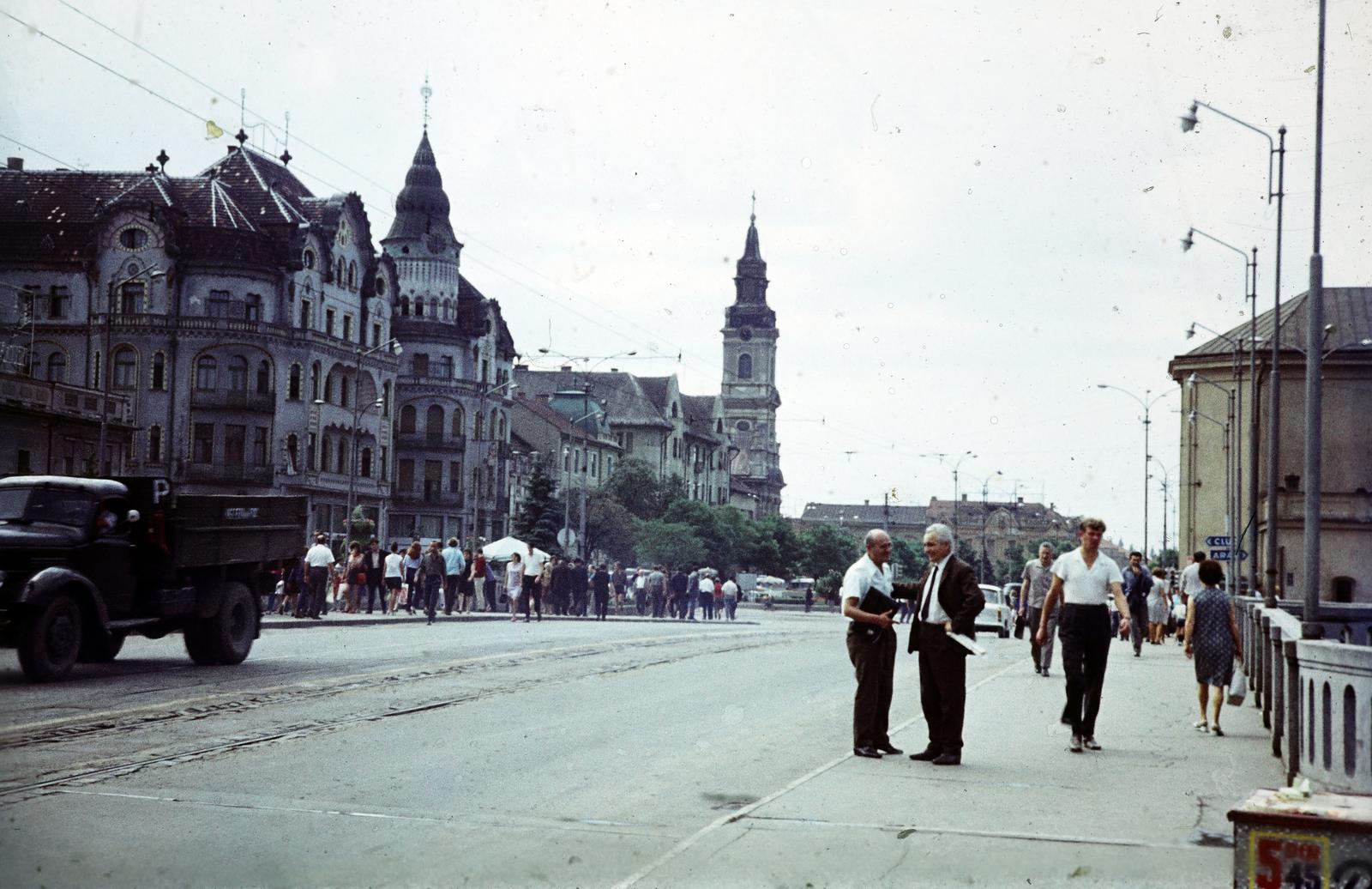 Romania,Transylvania, Oradea, Szent László híd a Sebes-Körös felett, szemben a Fekete Sas szálló, ettől jobbra a Holdas templom
(Catedrala Adormirea Maicii Domnului)., 1970, Liszkay Ferenc, Fortepan #287665