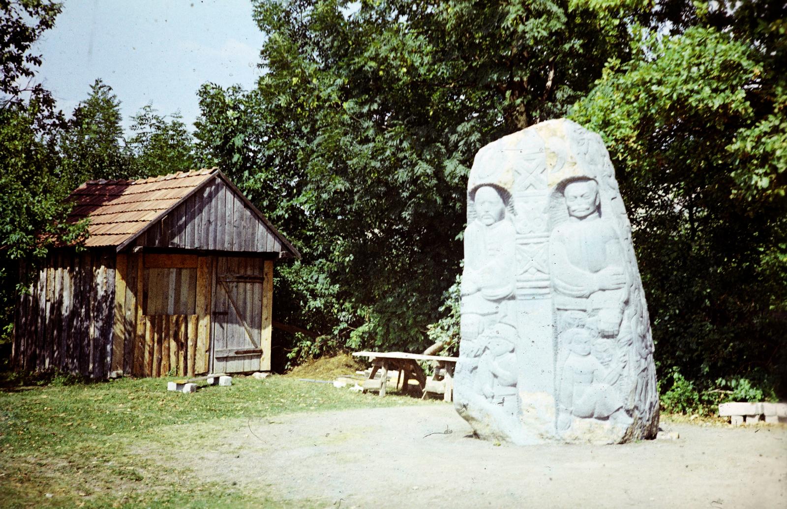 Romania,Transylvania, Lupeni, a Nepomuki Szent János-templom kertje. Tamási Áron síremléke., 1970, Liszkay Ferenc, Fortepan #287667