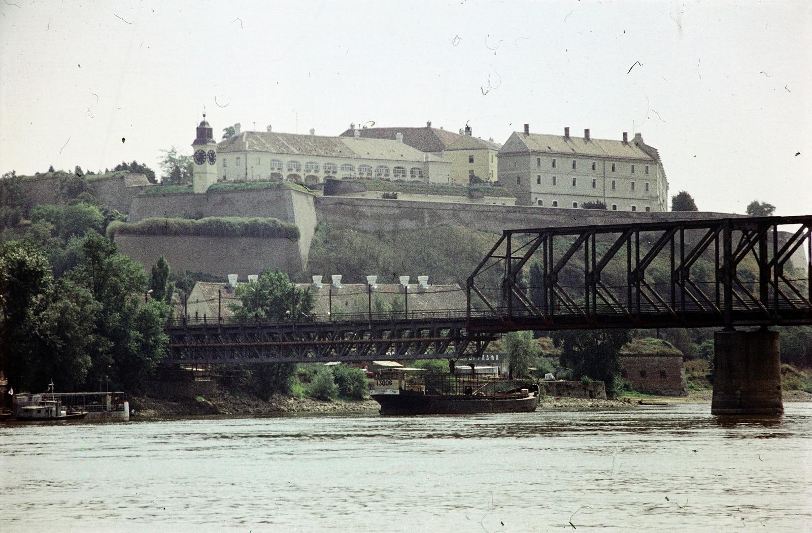 Serbia, Novi Sad, előtérben a Duna feletti közúti híd (Most Maršala Tita), háttérben a Péterváradi vár., 1970, Liszkay Ferenc, Fortepan #287669