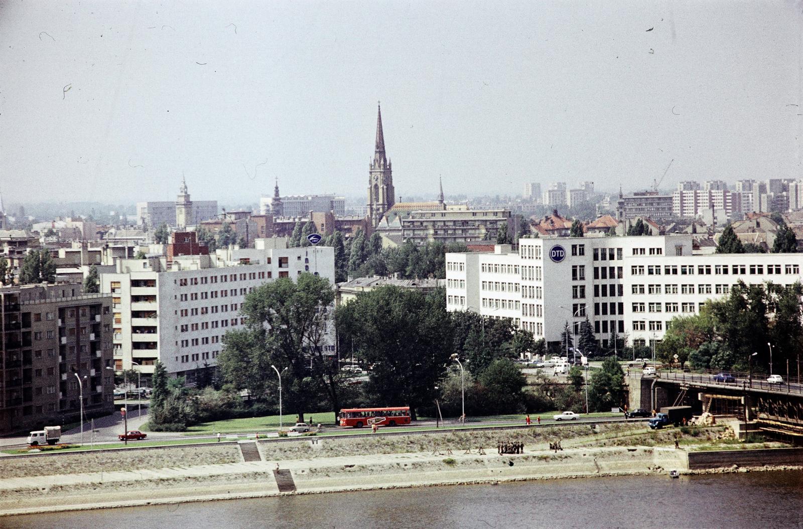 Serbia, Novi Sad, kilátás a Péterváradi erődből Újvidék felé, jobbra a Tito marsall híd (Most Maršala Tita) hídfője. A tornyok balról a Városháza, a Szent György-székesegyház (Saborni hram Svetog velikomučenika Georgija) és a Szűz Mária Szent Neve-templom (Crkva imena Marijinog)., 1973, Liszkay Ferenc, Fortepan #287671