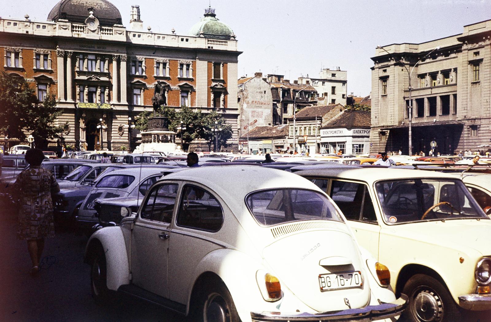 Serbia, Belgrade, Trg Republike, balra a Szerb Nemzeti Múzeum és előtte Mihály szerb fejedelem lovas szobra (Enrico Pazzi, 1882.), jobbra a Nemzeti Színház., 1973, Liszkay Ferenc, Fortepan #287674