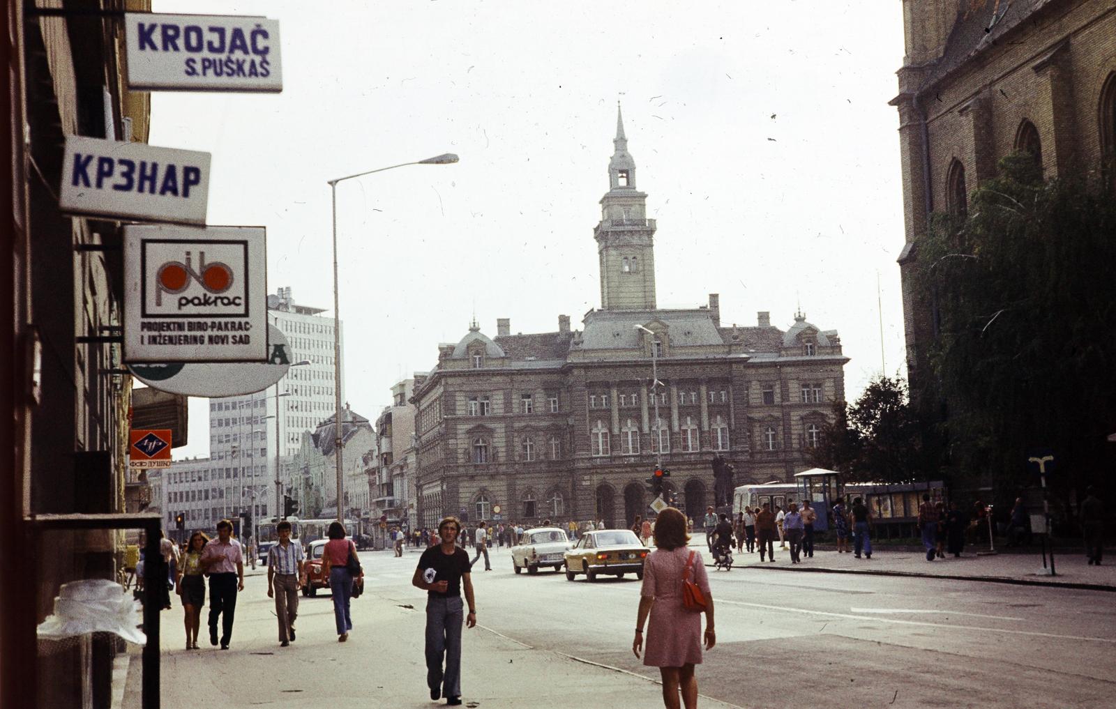 Serbia, Novi Sad, ulica Zmaj Jovina, szemben a Trg Slobode (eredetileg Ferenc József tér, később Országzászló tér), ott a Városháza (előtte Svetozar Miletics szobra), jobbra a Szűz Mária Szent Neve-templom (Crkva imena Marijinog)., 1973, Liszkay Ferenc, Fortepan #287675