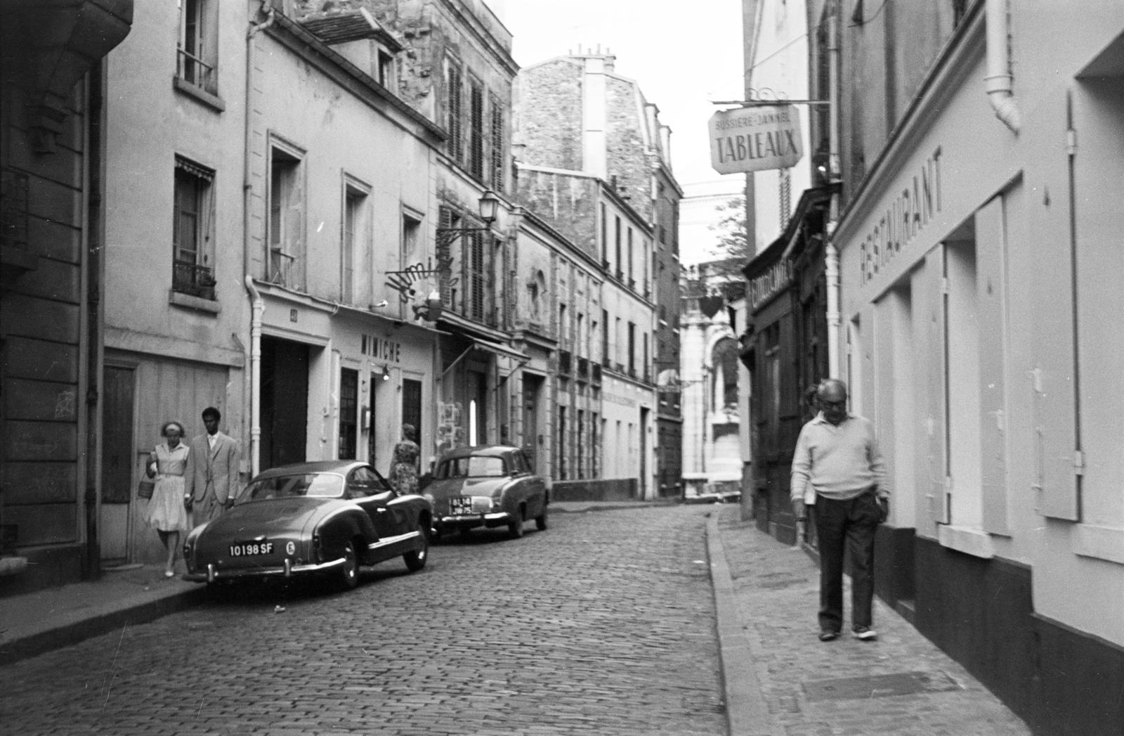 Franciaország, Párizs, Rue du Chevalier-de-La-Barre, háttérben a Sacré Coeur-bazilika., 1962, Pécsi család, Renault Dauphine, Volkswagen Karmann-Ghia, Fortepan #287696