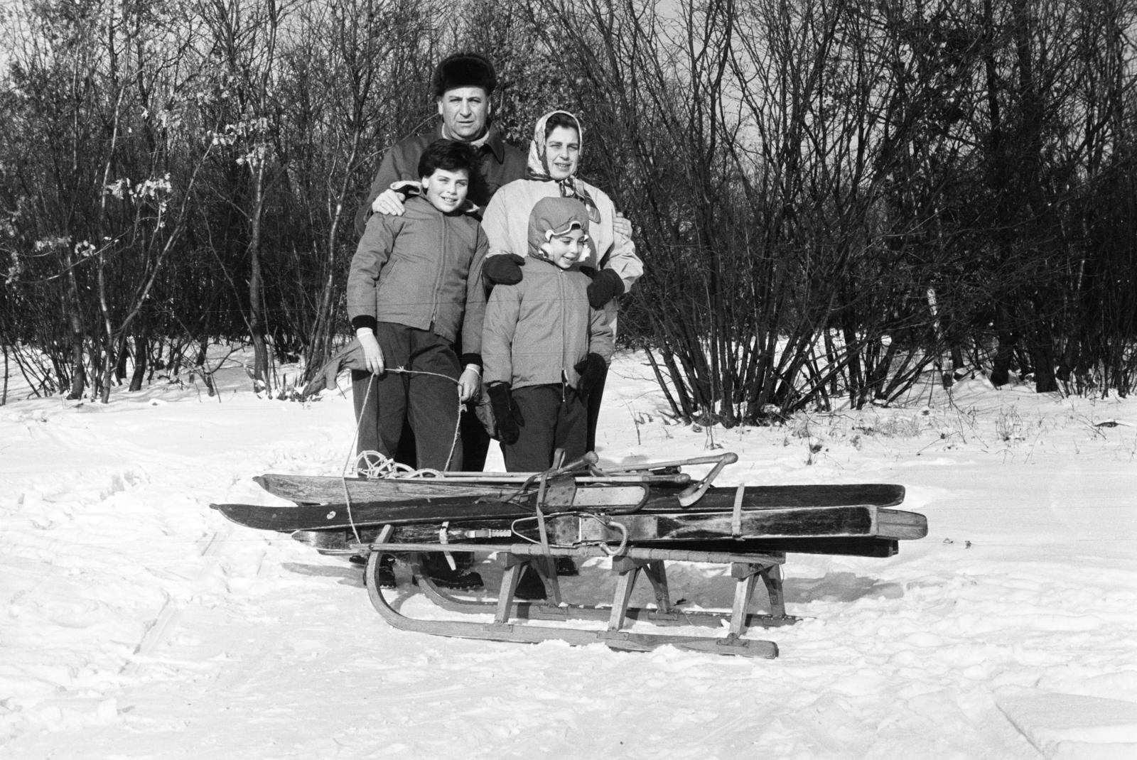 Magyarország, Dobogókő, 1964, Pécsi család, szánkó, Fortepan #287718