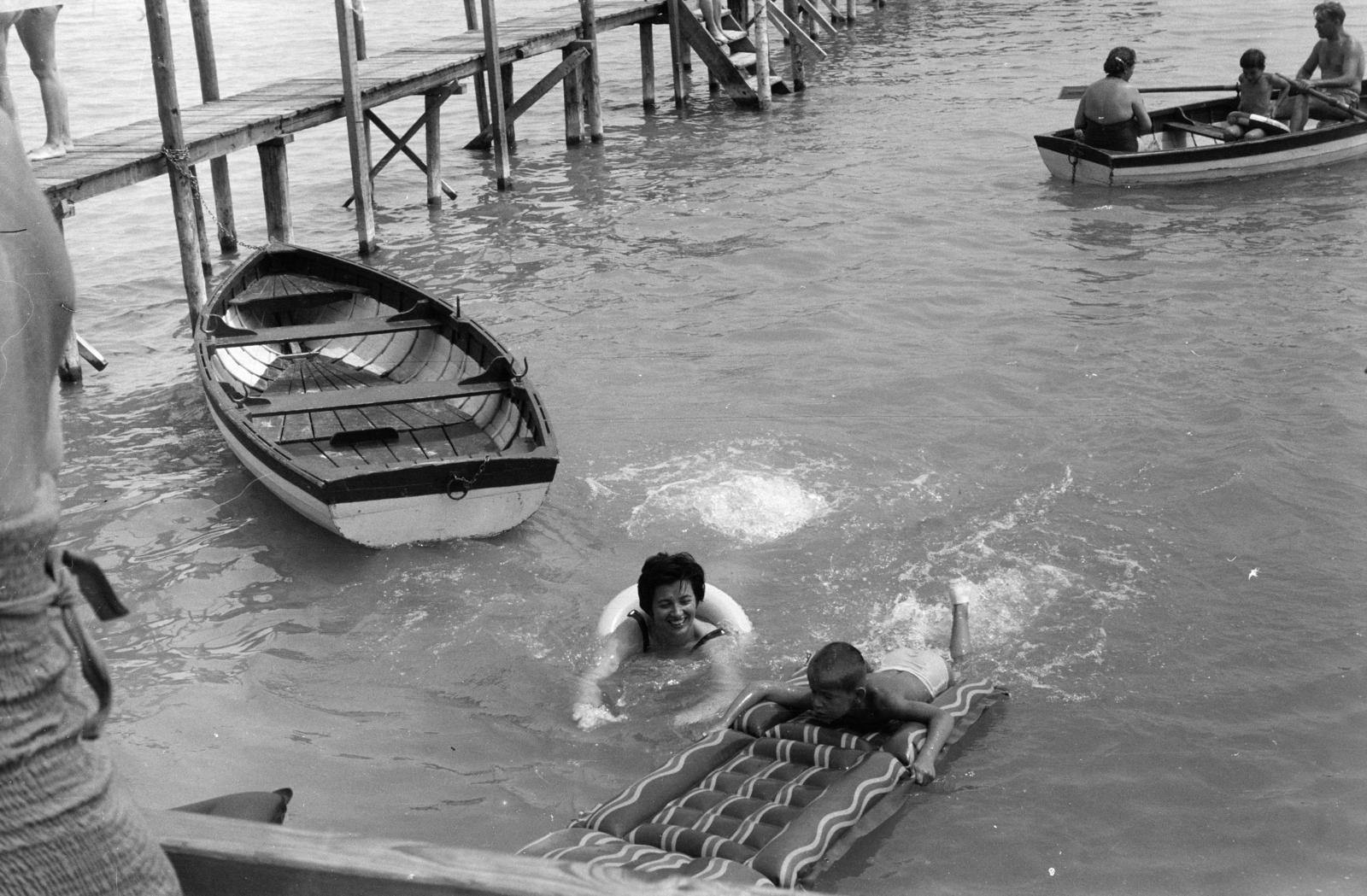 Magyarország,Balaton, Tihany, 1962, Pécsi család, csónak, gumimatrac, Fortepan #287728