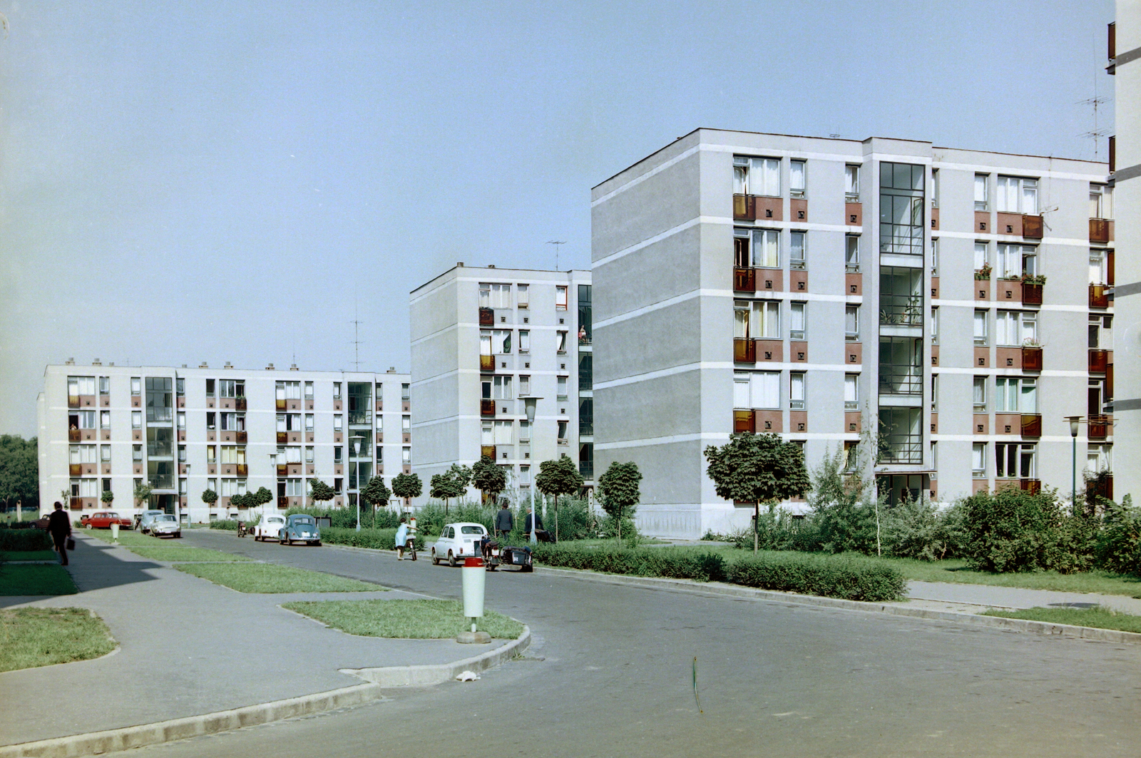 Hungary, Debrecen, Libakerti (ekkor Új Élet parki) lakótelep. Nyár utca., 1968, Építésügyi Dokumentációs és Információs Központ, VÁTI, Czechoslovak brand, Gerrman brand, Skoda-brand, Fiat-brand, Volkswagen-brand, Italian brand, motorcycle with sidecar, automobile, Velorex-brand, Volkswagen Beetle, Fortepan #28775